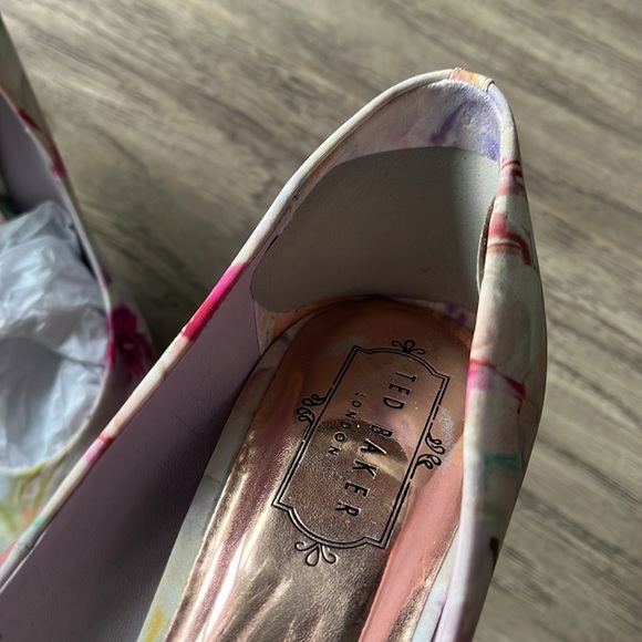 Ted Baker Floral Fabric Heels, Size 39, HP! - Picture 7 of 7